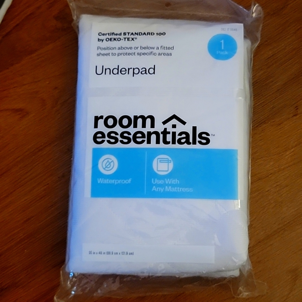 ROOM ESSENTIALS waterproof underpad mattress protector white 35"x48" NEW…